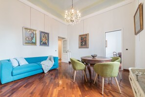 Departamento, 2 habitaciones | Sala de estar | Televisión de pantalla plana 