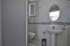 Villa | Badezimmer | Dusche, Handtücher