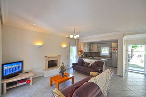 Villa | Wohnzimmer | LCD-Fernseher, Kamin, DVD-Player