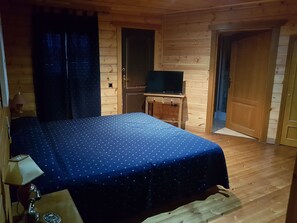 Deluxe Double Room | Desk, free cots/infant beds, free WiFi, wheelchair access