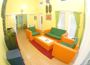 Vila, 3 quartos | Sala de estar | TV de tela plana