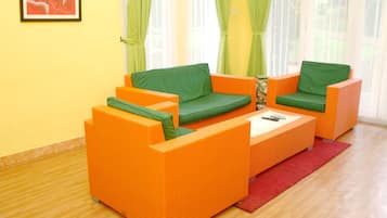 Villa, 3 Bedrooms | Living room | Flat-screen TV