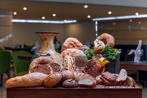 Daily buffet breakfast for a fee - Rua Al Hijrah Hotel (Madinah)