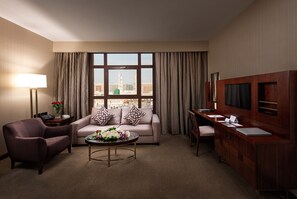 Flat-screen TV, fireplace - Rua Al Hijrah Hotel (Madinah)