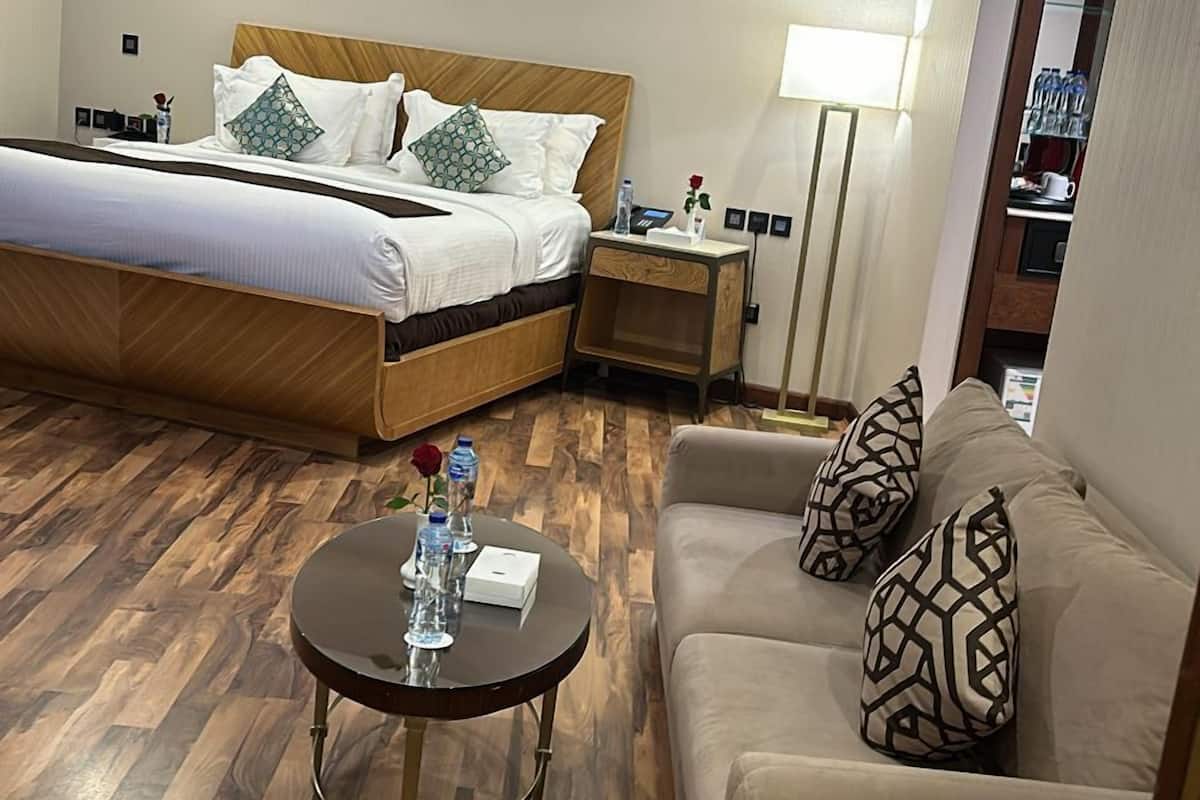 Honeymoon Suite, City View | Living area | Flat-screen TV, fireplace
