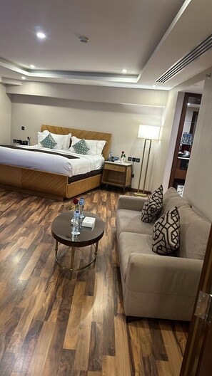 Honeymoon Suite, City View | Living area