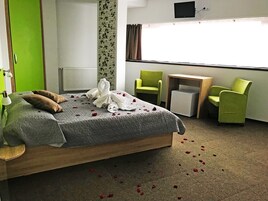 Minibar, muebles diferentes, escritorio y cortinas blackout 