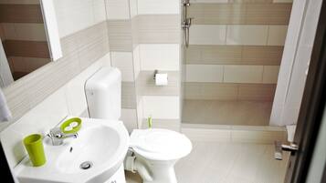 Design Villa, Mountain View | Bathroom | Shower, free toiletries, hair dryer, towels
