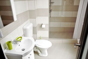 Design Villa, Mountain View | Bathroom | Shower, free toiletries, hair dryer, towels