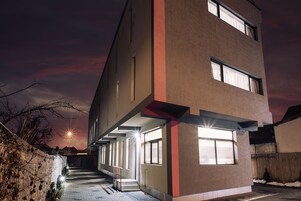 Fachada de la propiedad por la tarde o noche