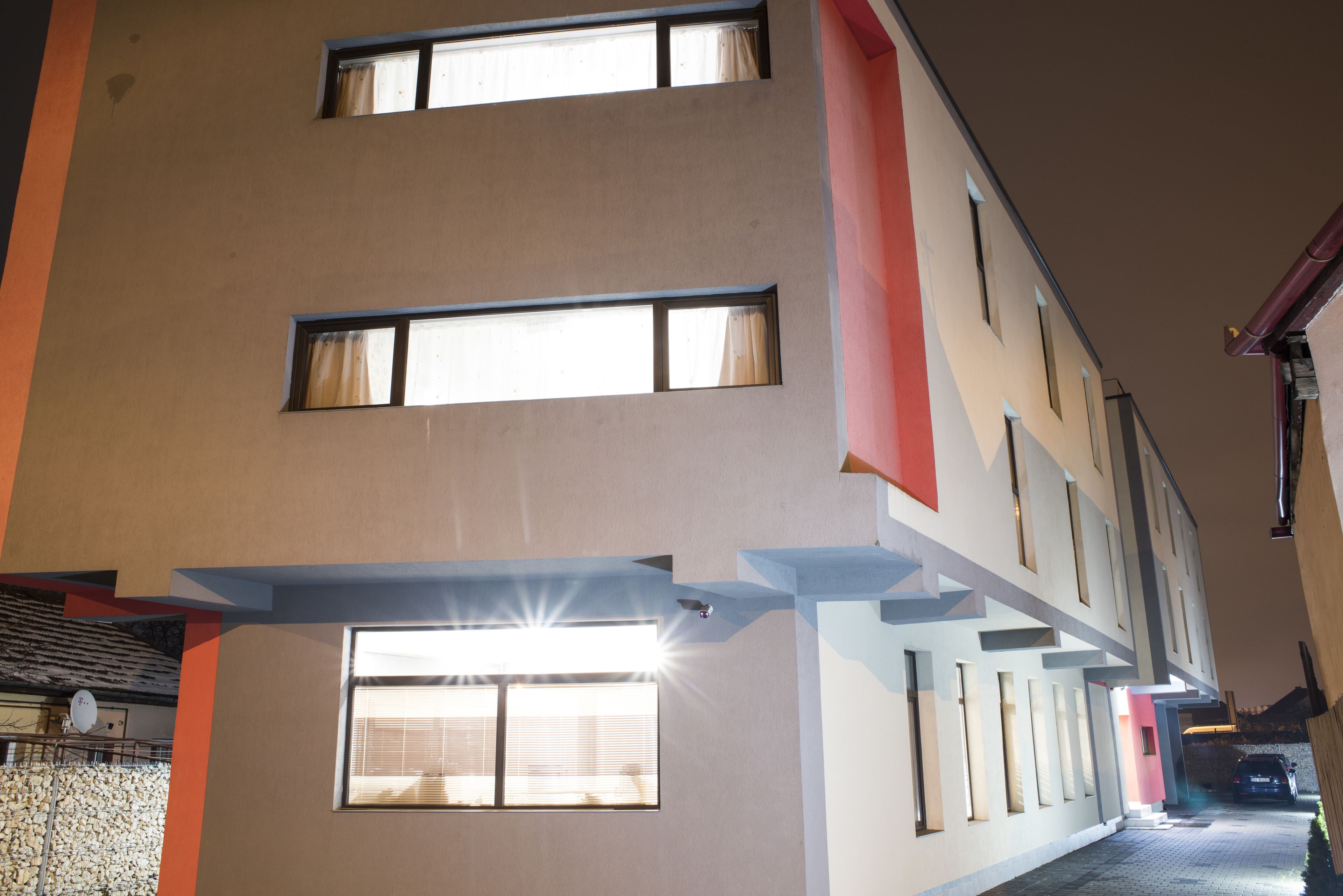 ด้านหน้าที่พัก - ตอนเย็น/กลางคืน