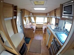 冷蔵庫、コーヒー / ティーメーカー、電気ポット