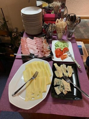 Free daily buffet breakfast - Gästehaus Edelweiss (Soelden)
