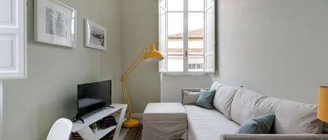 Appartement, 1 chambre | Salle de séjour | Télévision à écran plat