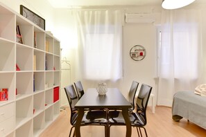 Estúdio | Opções para refeição no quarto