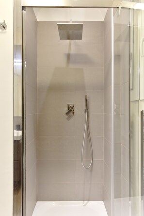Studio | Dusche im Bad