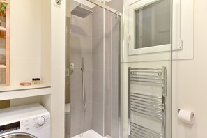 Studio | Bathroom shower