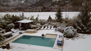 Seasonal outdoor pool, pool umbrellas, sun loungers - Les Bambous B&B (Levens)