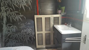 Double Room, Pool View (Zen) | Bathroom sink - Les Bambous B&B (Levens)