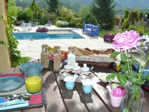 Free daily continental breakfast - Les Bambous B&B (Levens)