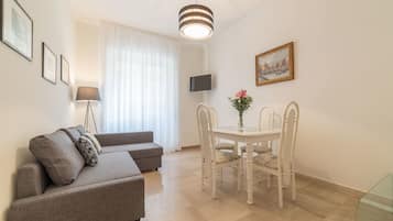 Apartamento, 2 quartos | Sala de estar | TV de tela plana