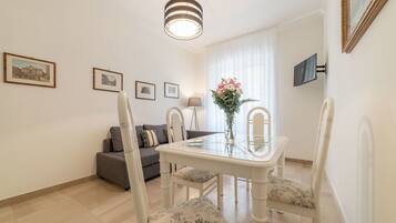 Apartamento, 2 quartos | Sala de estar | TV de tela plana