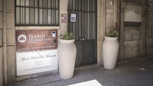 A building entrance with a sign for Rooms MilanoDuomo and a sign for Apart Hotel Dei Mercanti. - Rooms Milano Duomo (Milan)