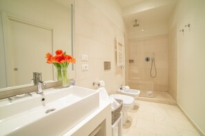 Chambre Deluxe, balcon, vue ville | Salle de bain