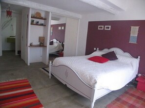 Premium bedding, individually decorated, individually furnished - La Tête en l'air (Saléon)