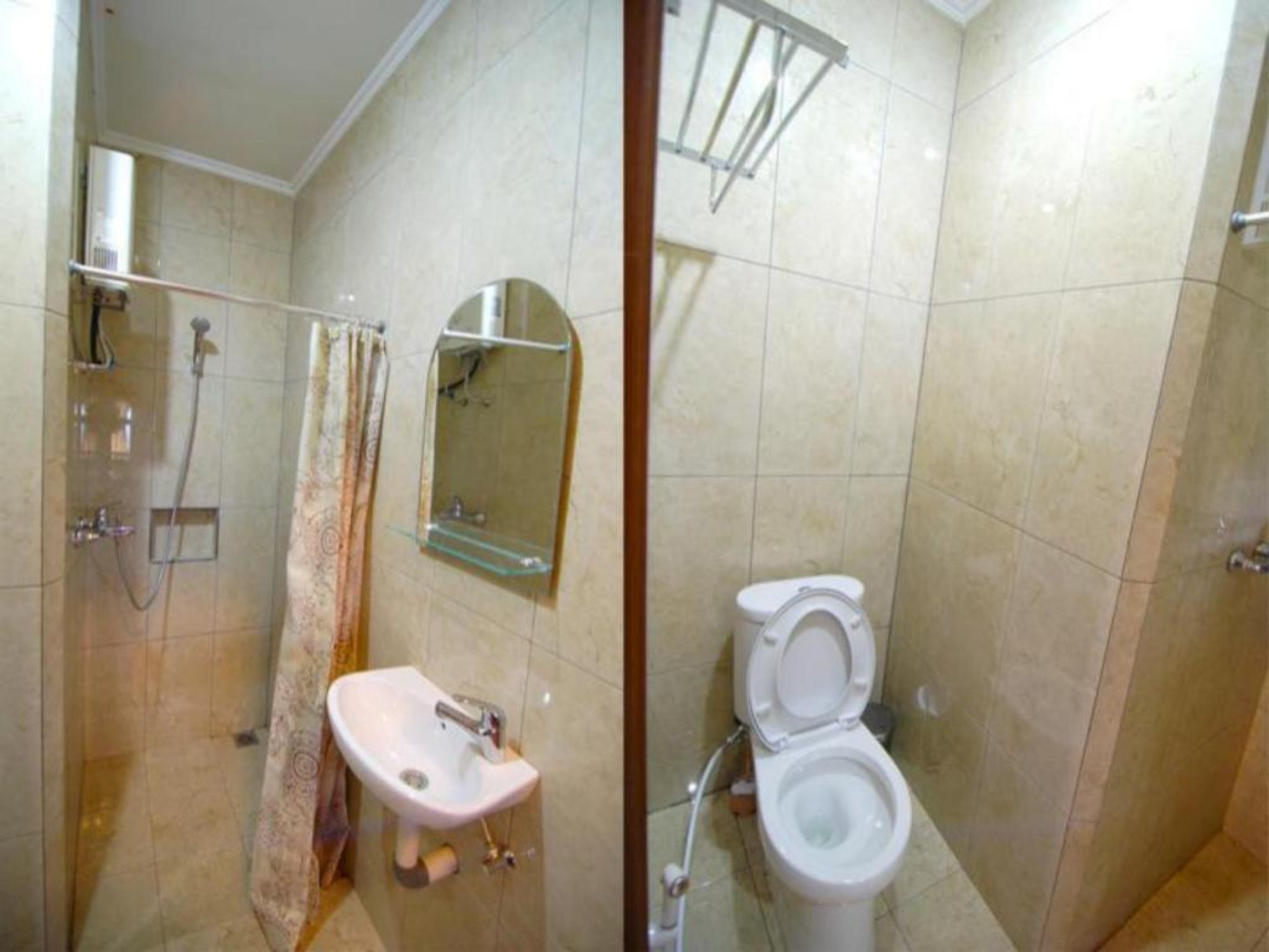 Un baño con ducha, lavamanos, inodoro y espejo.