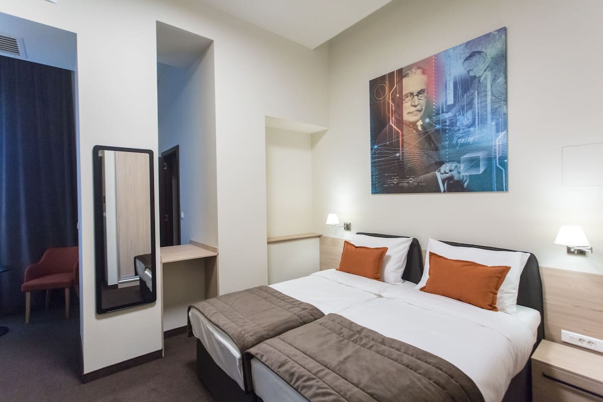 Double or Twin Room | Minibar, in-room safe, blackout drapes, soundproofing