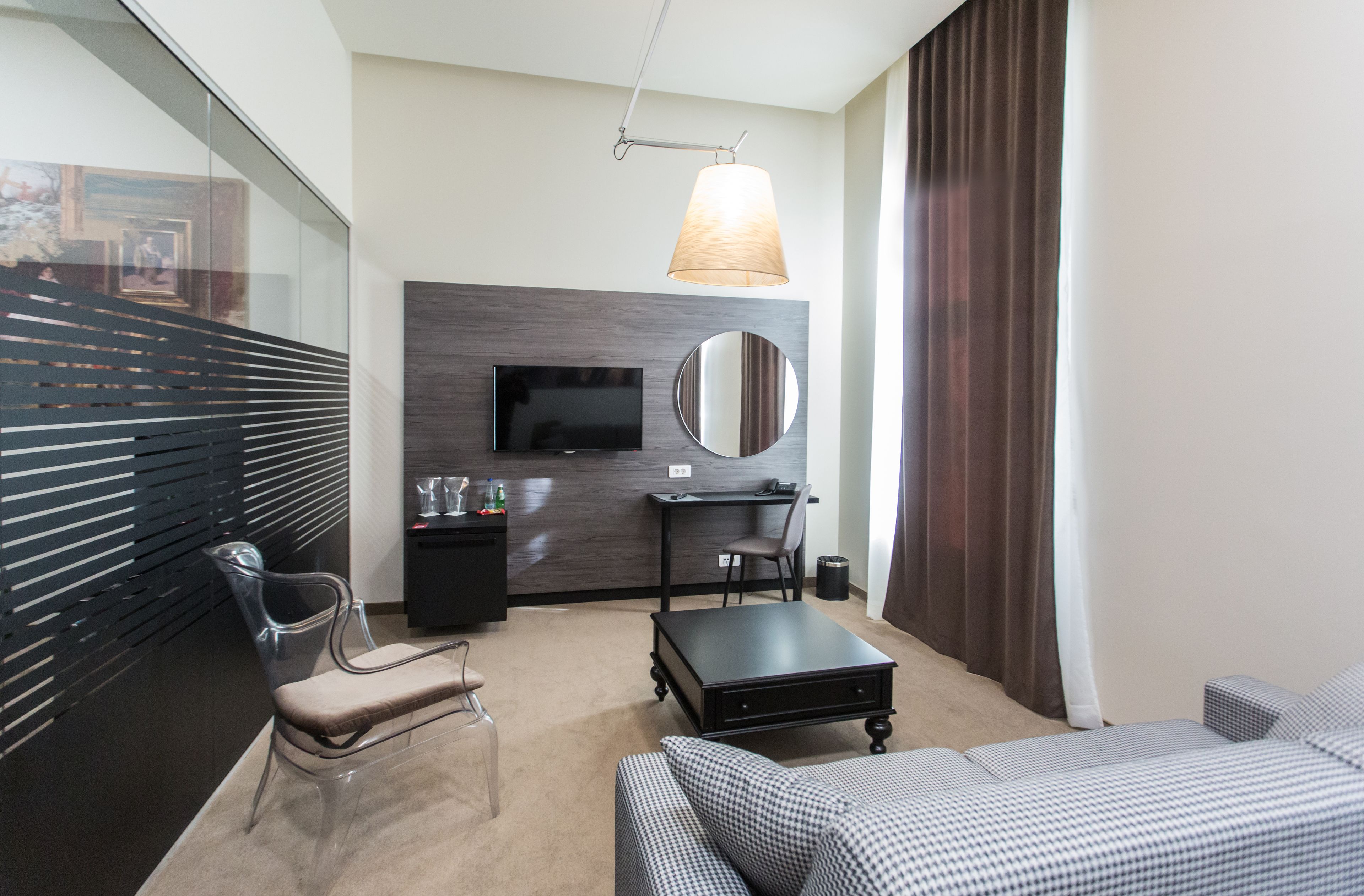 Deluxe Suite | Minibar, in-room safe, blackout drapes, soundproofing