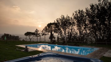 2 piscine all'aperto, ombrelloni da piscina, lettini