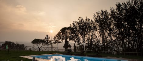 2 piscines extérieures, parasols de plage, chaises longues