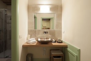 Departamento Deluxe, patio, vista al jardín (Clarissa) | Lavabo en el baño
