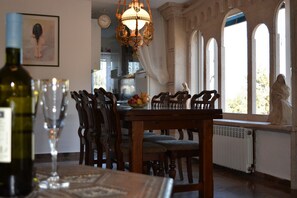 Villa | In-room dining