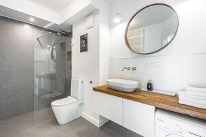 Design Apartment (Exotic) | Bathroom | Shower, rainfall showerhead, hair dryer, towels
