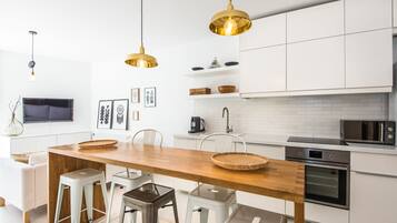 Design Apartment (Exotic) | Private kitchenette | Full-size fridge, microwave, oven, stovetop