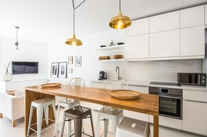 Refrigerador con freezer, microondas, horno, placa de cocina