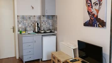 Apartment, 1 Double Bed, Non Smoking, City View | Private kitchenette