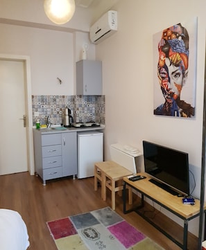 Apartment, 1 Double Bed, Non Smoking, City View | Private kitchenette