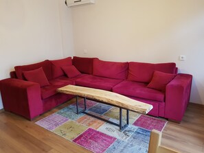 42-inch flat-screen TV with cable channels, LED TV, streaming services - Linden Houses Apartments (Istanbul)