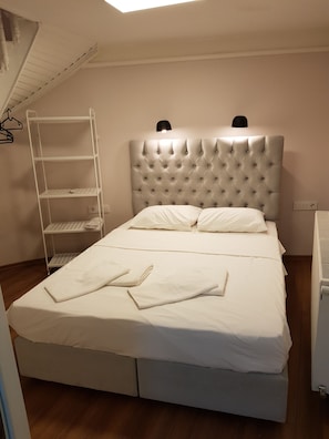 Appartement Duplex, 1 lit double et 1 canapé-lit, non-fumeurs, vue ville | Draps en coton égyptien, literie de qualité supérieure, minibar