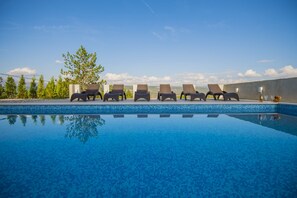 Outdoor pool - Holiday House Luxury (Podbablje)