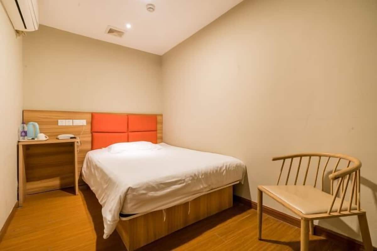 Desk, blackout drapes, free WiFi, bed sheets