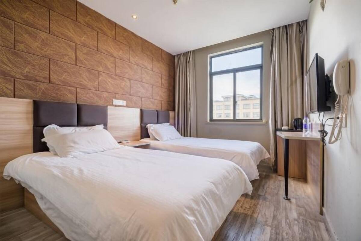 Escritorio, cortinas opacas, wifi gratis y ropa de cama
