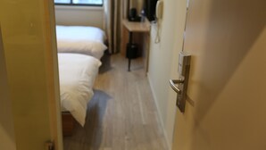 A hotel room with two beds, a desk, and a telephone. - Shanghai Jiejia Preferred Hotel (Shanghai)