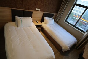 Desk, blackout drapes, free WiFi, bed sheets - Shanghai Jiejia Preferred Hotel (Shanghai)