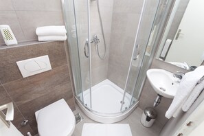 Apartment, 2 Schlafzimmer, Kochnische | Dusche im Bad