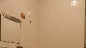 Un bagno con lavandino, specchio e vasca.